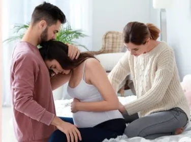 Dula a partner podporujú ženu počas pôrodu